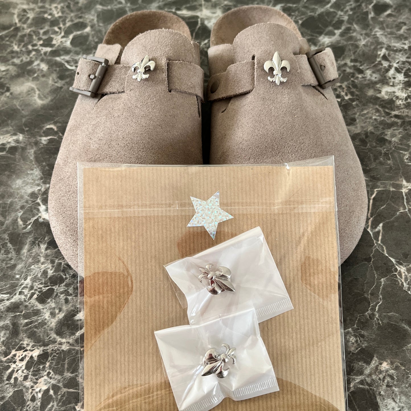 Pins - charms - fleurs de lys - décoration de chaussures - type Birkenstock | Shoeslaces - Shoeslaces-fr