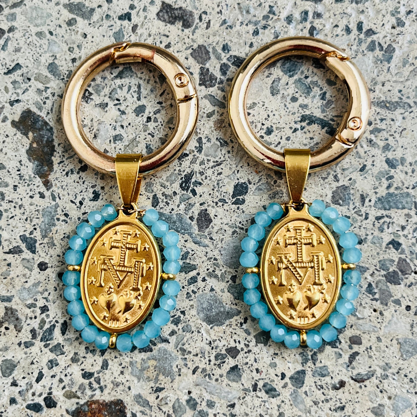 deux anneaux de boots dorés et perles de rocailles bleu ciel