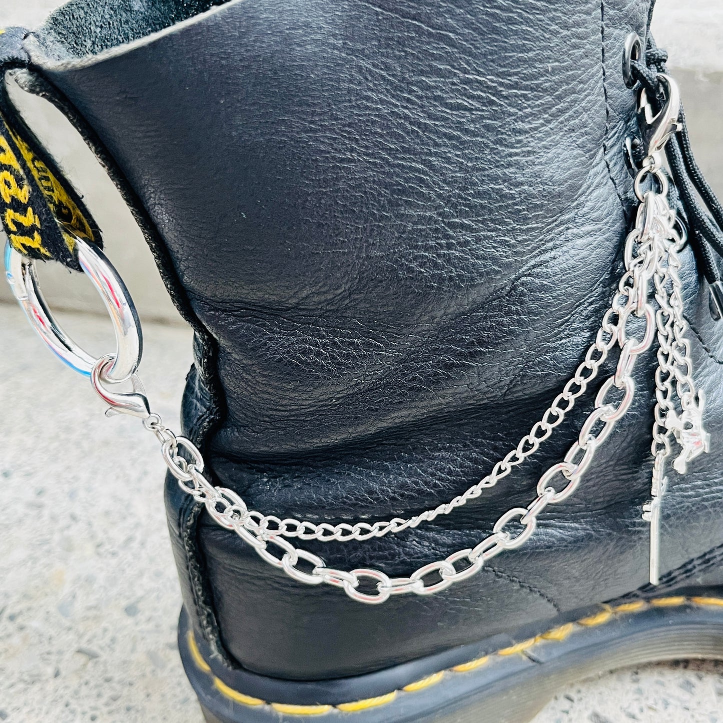 Chaîne de chaussures double dague - tête de mort | Shoeslaces - Shoeslaces-fr