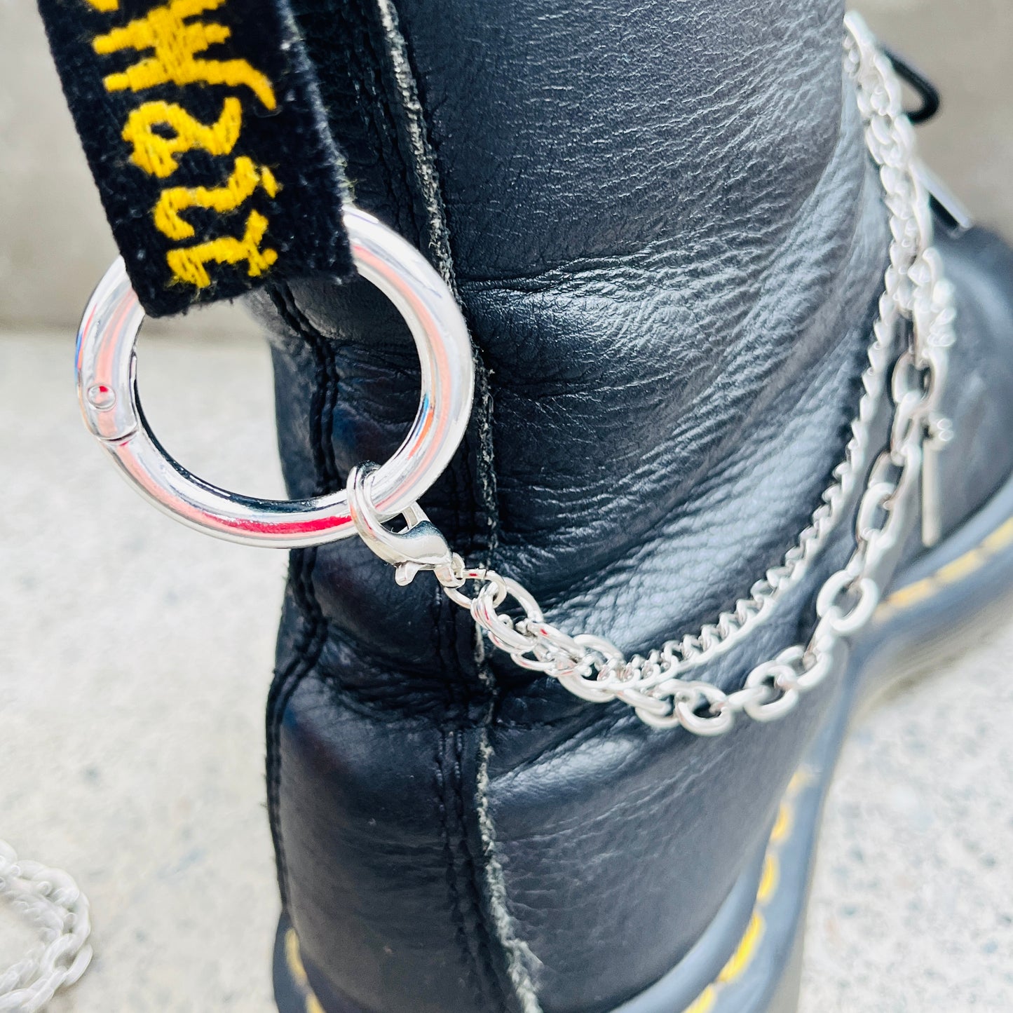 Chaîne de chaussures double dague - tête de mort | Shoeslaces - Shoeslaces-fr