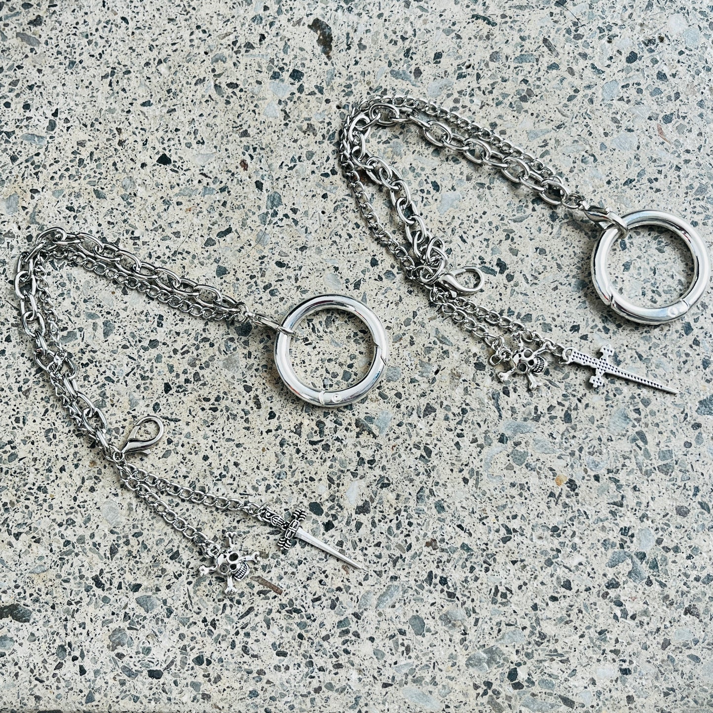 Chaîne de chaussures double dague - tête de mort | Shoeslaces - Shoeslaces-fr