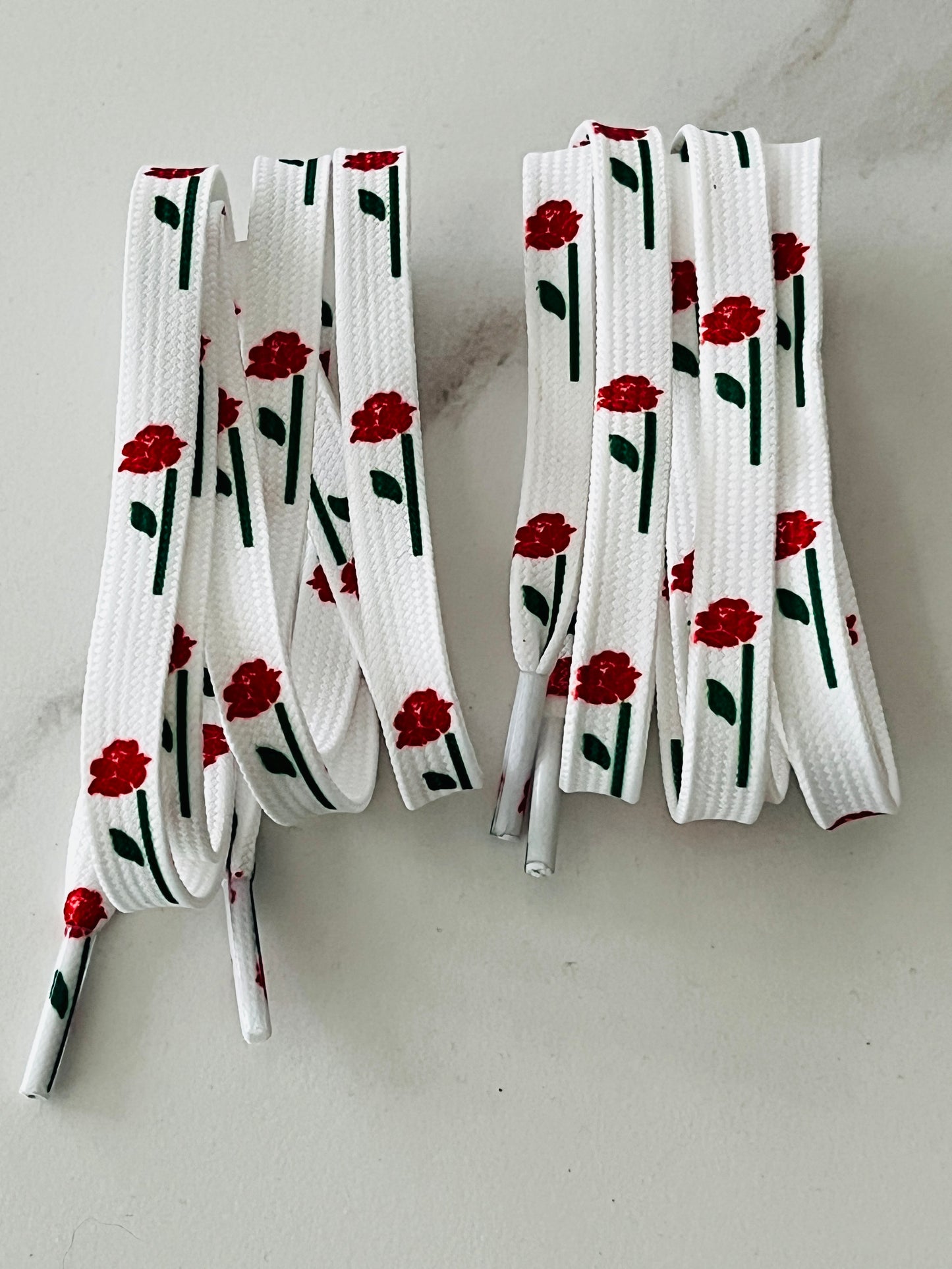 ❤️ Lacets blancs à cœurs ou roses rouges - Look romantique | Shoeslaces