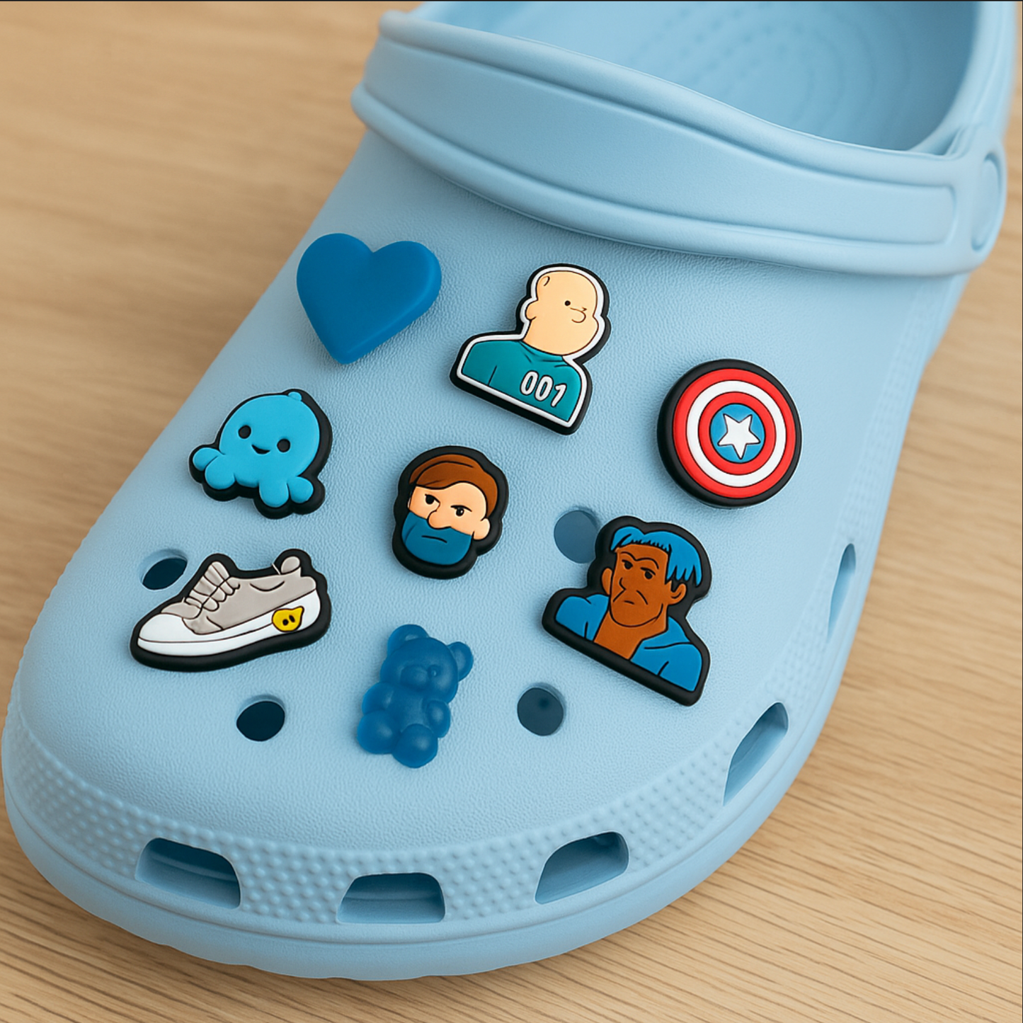 une crocs bleu avec des pins de crocs bleus