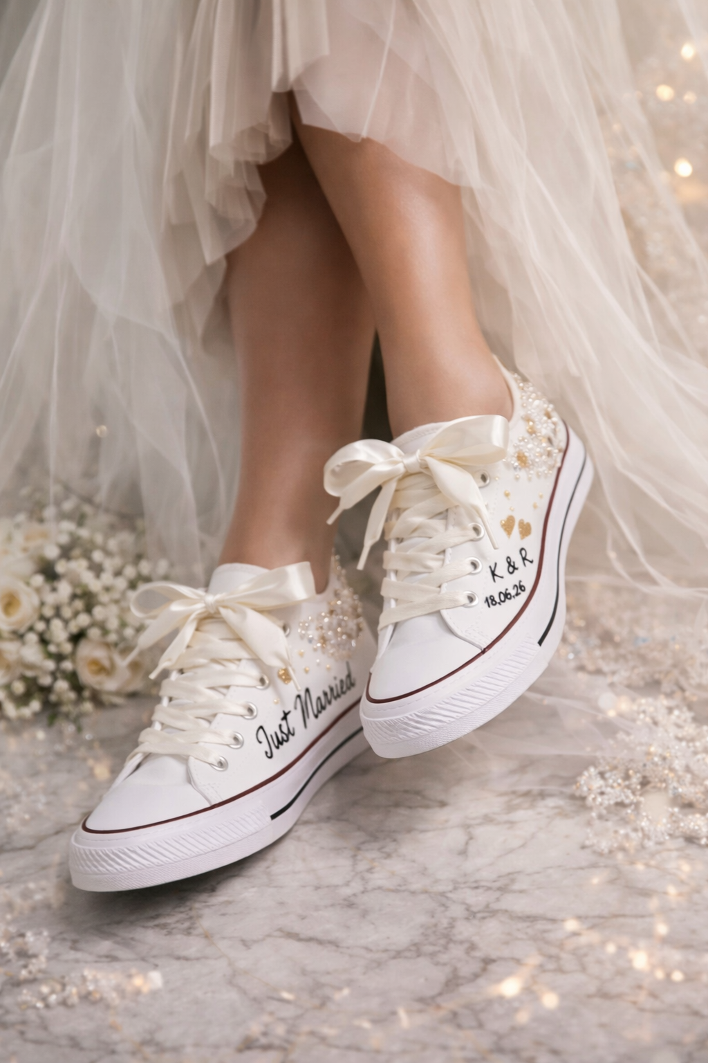 Personalisierte Braut-Sneaker – Weiß mit Perlen und Satinbändern