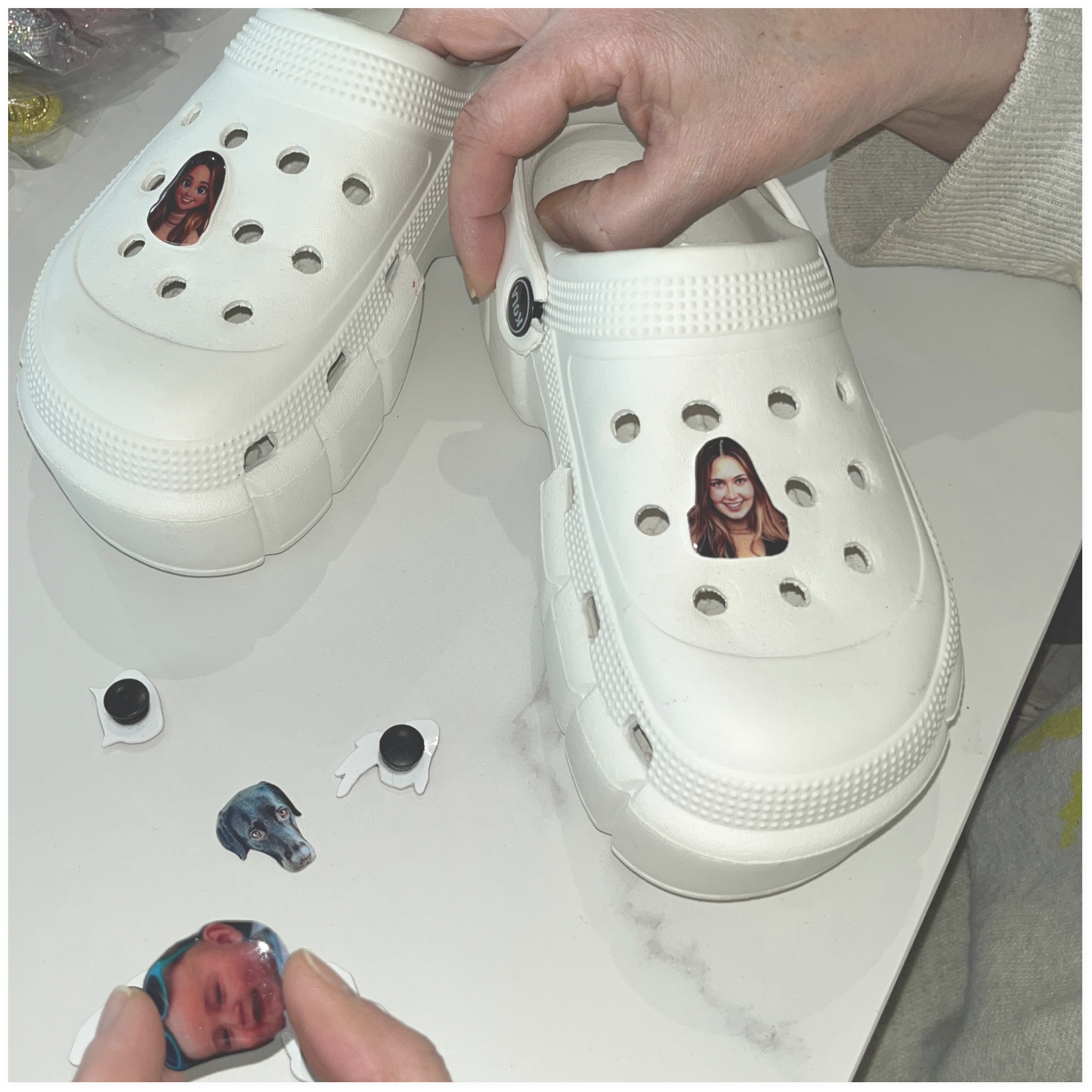 Pin photo personnalisé – ton portrait en bijou pour chaussures | Shoeslaces