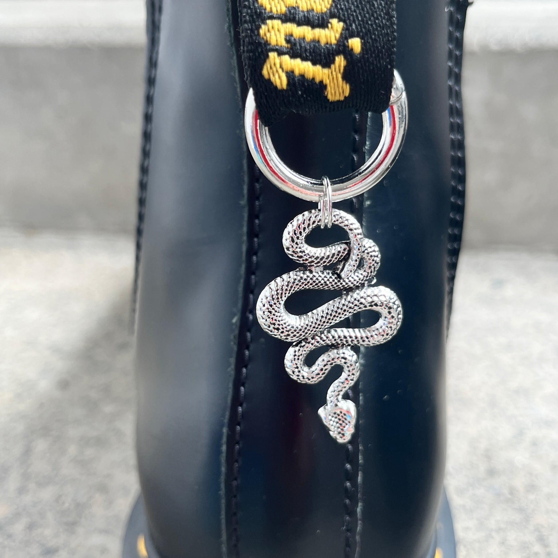 Bijoux Chaussures - Charm Anneau SERPENT pour Bottes de Style Dr. Martens |  Shoeslaces - Shoeslaces-fr