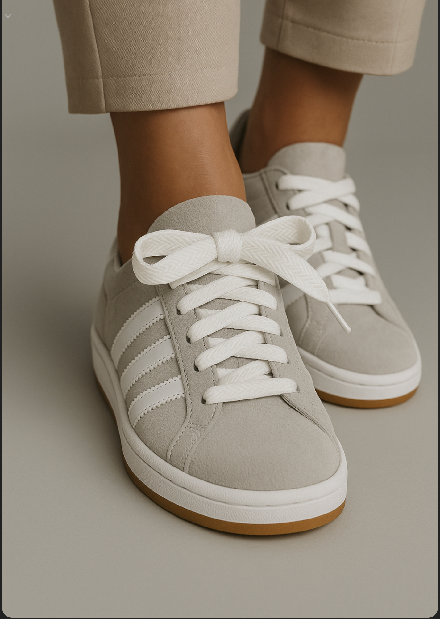 une paire de baskets beige avec des lacets chevrons blancs