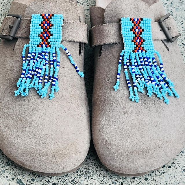 Une paire de Birkenstock Boston avec des pins en perles de rocailles tissées turquoise style indien