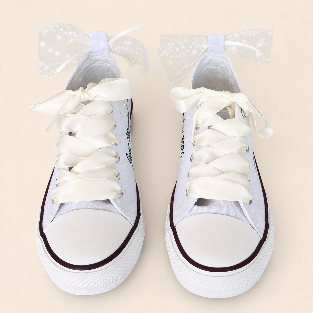 Personalisierte Braut-Sneaker – Weiß mit Perlen und Satinbändern