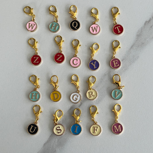 bijoux lettres ronds initiales dorées en émail de couleurs 