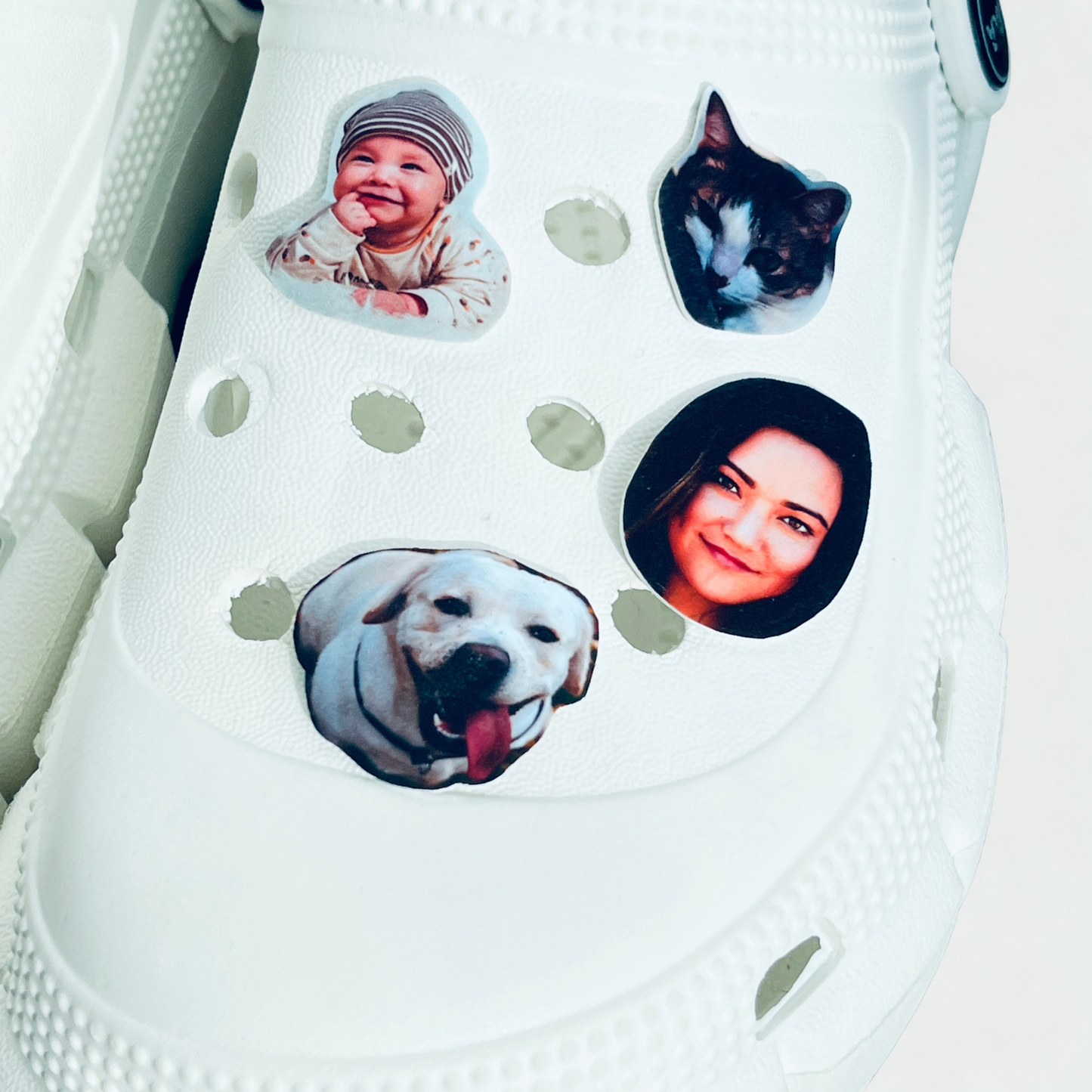 Pin photo personnalisé – ton portrait en bijou pour chaussures | Shoeslaces