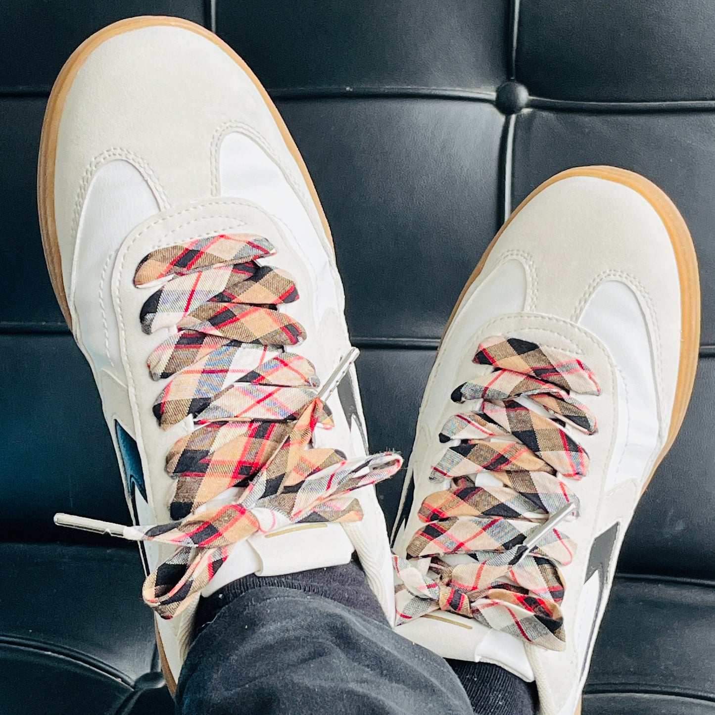 lacets tartan écossais beige rouge noir sur baskets tendances