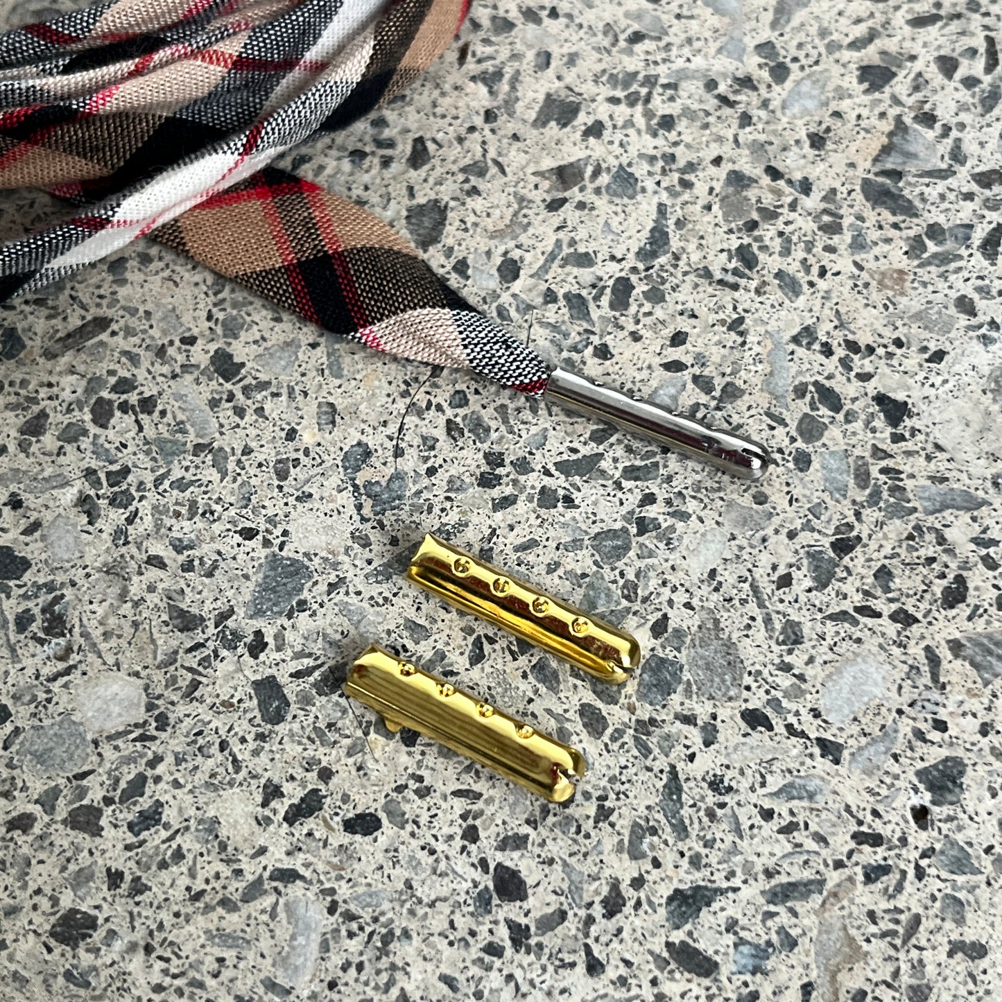 au choix des embouts ou aglets dorés ou argentés