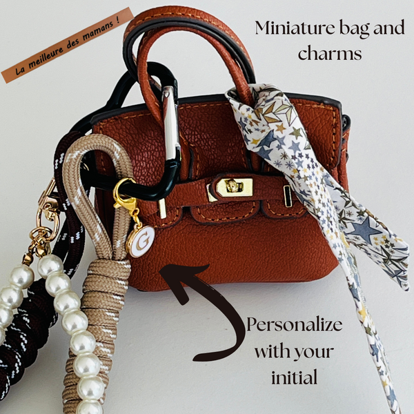 Mini sac rigide marron à accrocher à un sac avec breloques perles et boots de bateau et ruban liberty personnalisable avec tes initiales