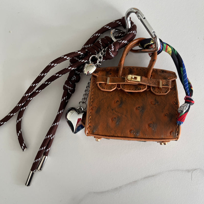 mini sac marron autruche avec mini foulard noir boots marrons et coeurs argentés