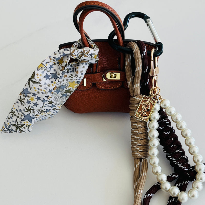 mini sac marron et breolques en perles et boots marrons et mini foules liberty