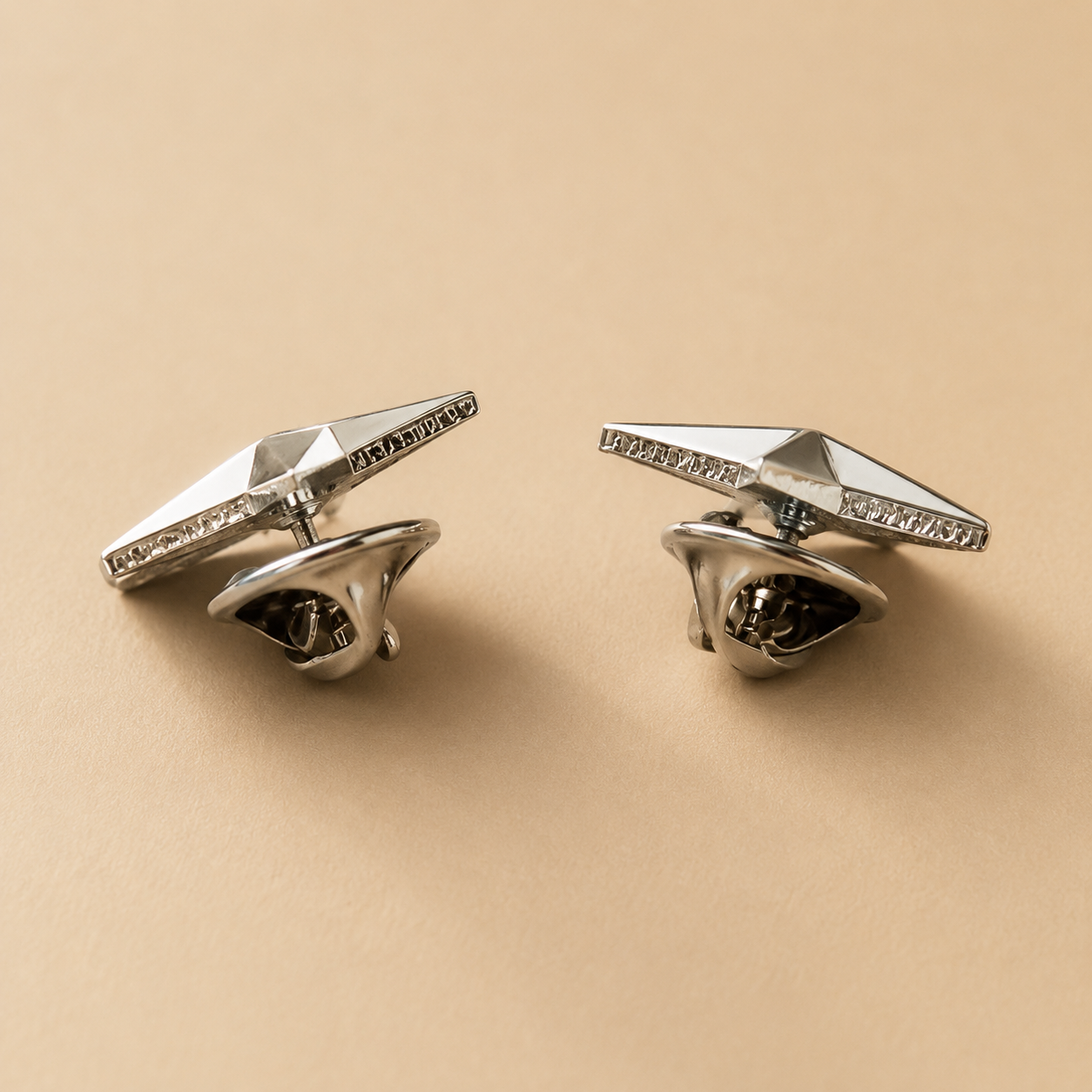 “Fleurs de Lys” pins / Metal lily flower charm