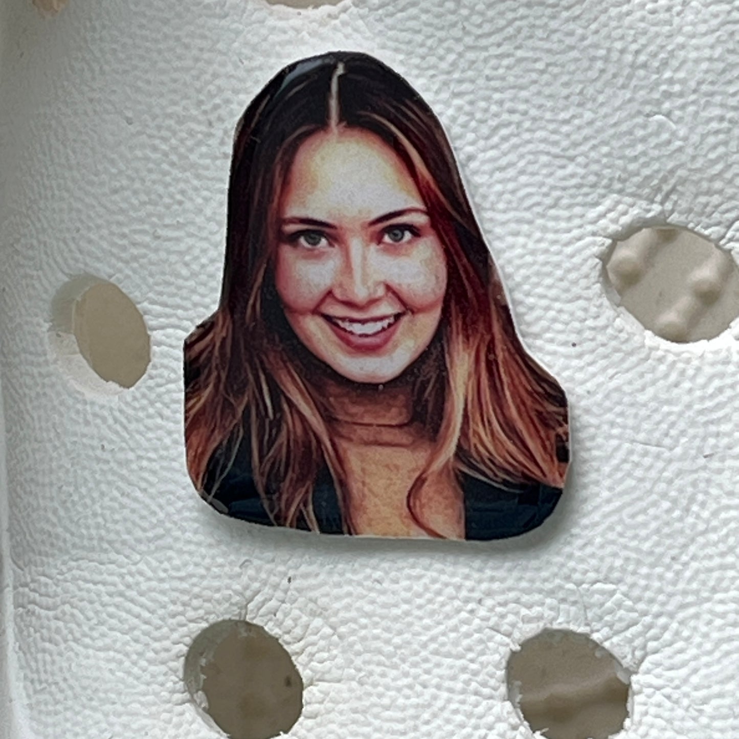 portrait d'une femme sur une chaussure crocs