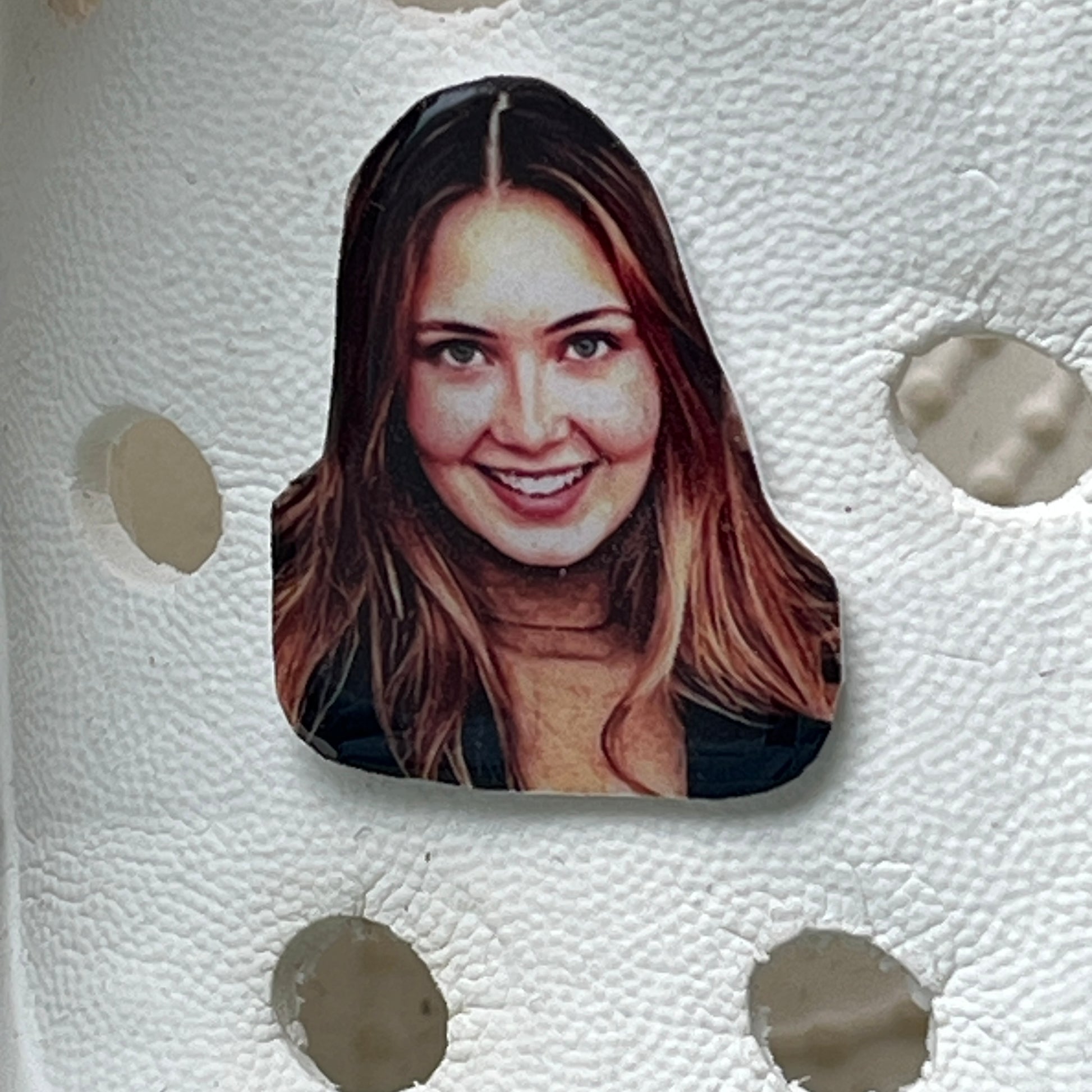 portrait d'une femme sur une chaussure crocs