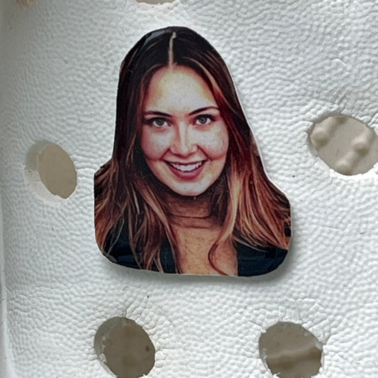 portrait d'une femme sur une chaussure crocs