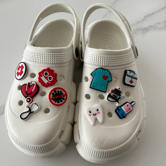 sabots blancs avec des pins stéthoscope, dent, tenue de docteur, piqure