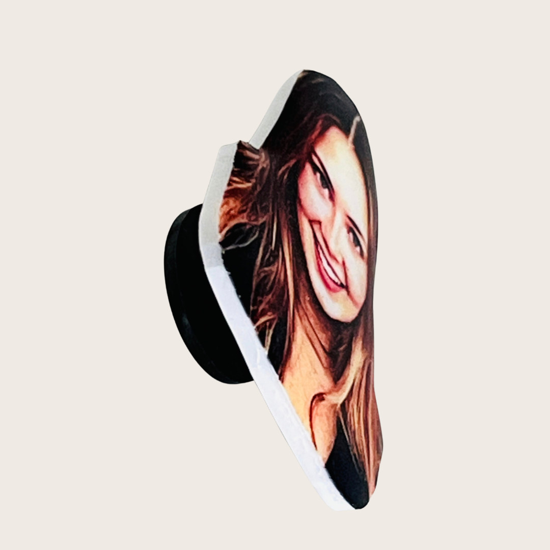 Pin photo personnalisé – ton portrait en bijou pour chaussures | Shoeslaces