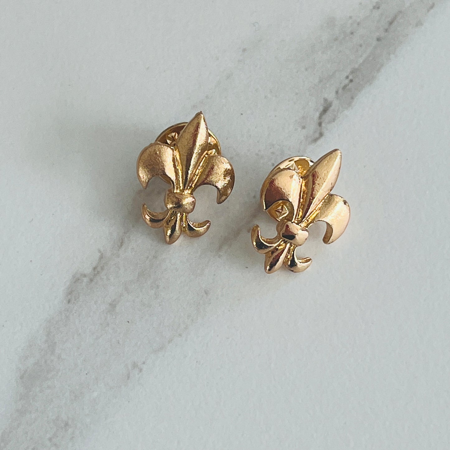 “Fleurs de Lys” pins / Metal lily flower charm