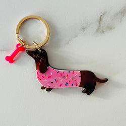 Porte-clé teckel rose avec décor donuts, qui peut s'accrocher à un sac