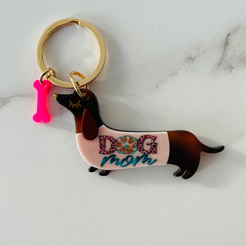 porte clef à accrocher sur un sac en forme de teckel en acrylique écrit Dog Mom
