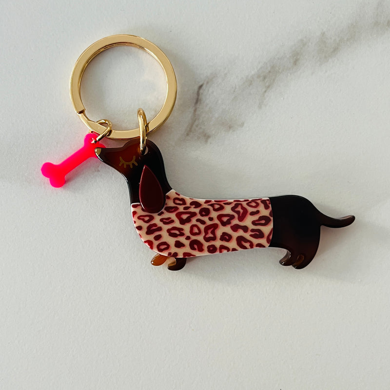 Mini porte-clé en acrylique en forme de teckel avec motif léopard
