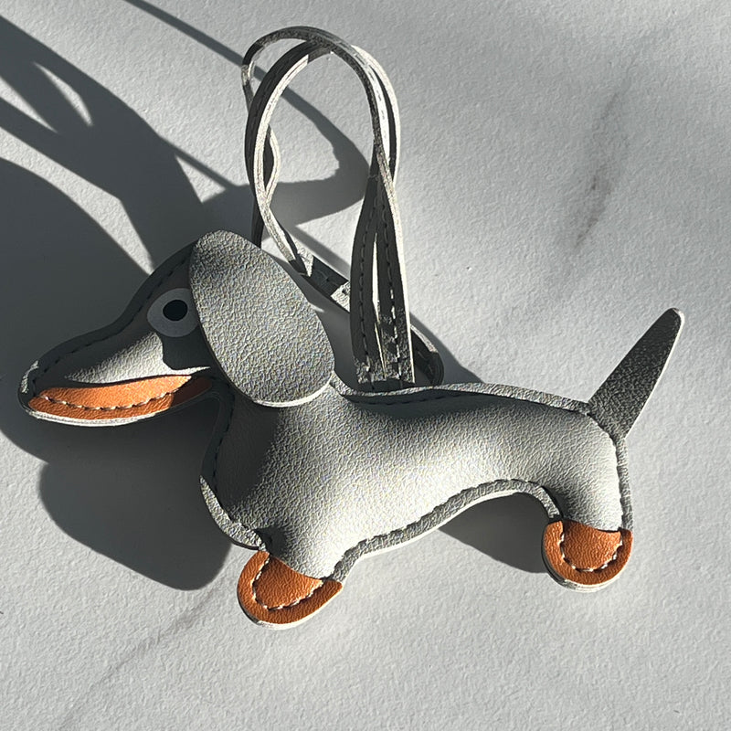 Mini Chien Teckel en Simili Cuir – L’Accessoire Tendance pour Votre Sac | Shoeslaces and accessories