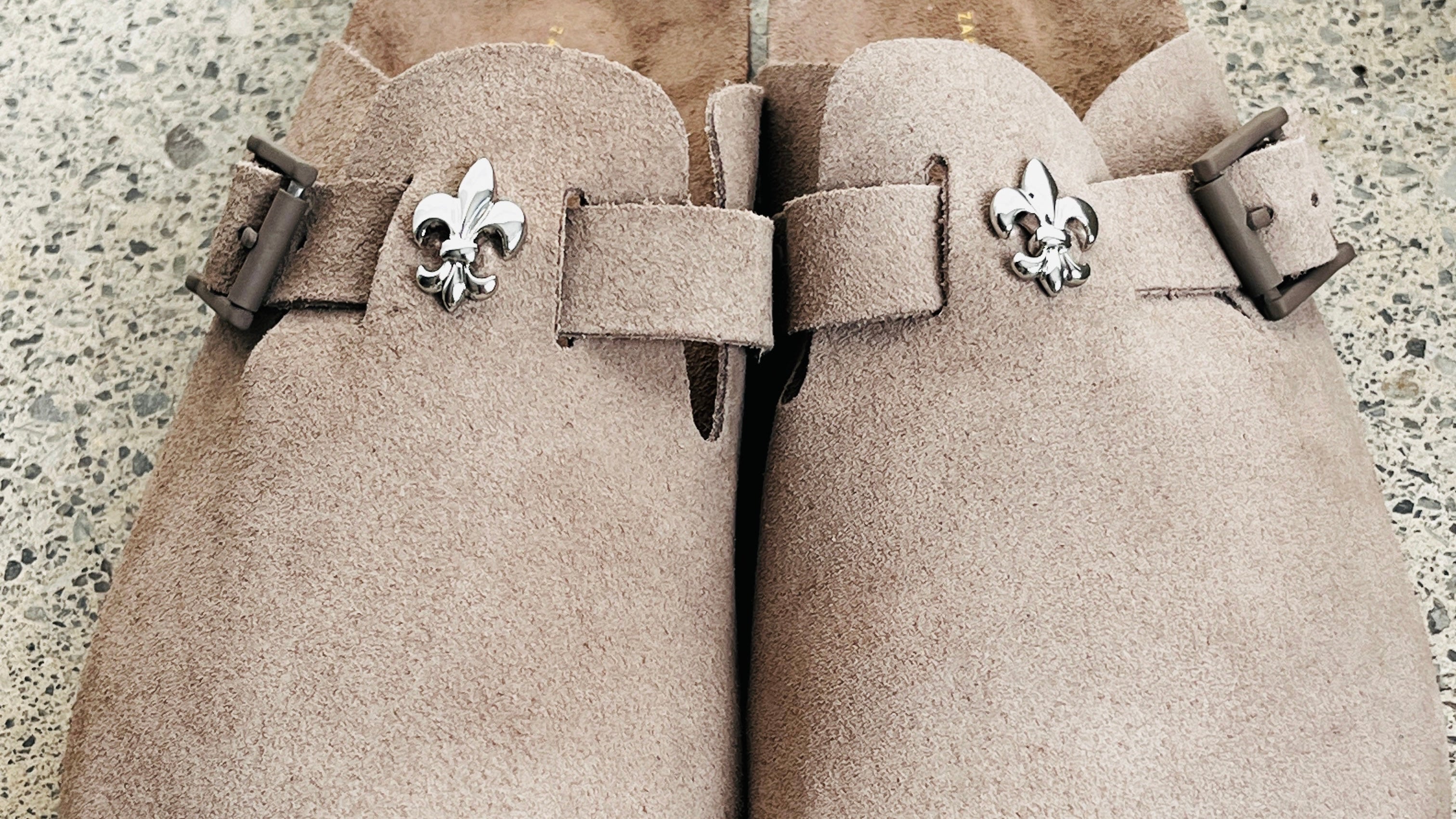 Pins" Fleurs de Lys " pour mules type Birkenstock ou boots type UGG - Shoeslaces-fr